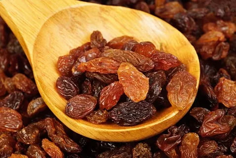 مویز با هسته سرخ با طعم شیرین و بافت گوشتی